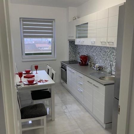 Apartament 2 Camere Prima Nufaru ออราแด ภายนอก รูปภาพ